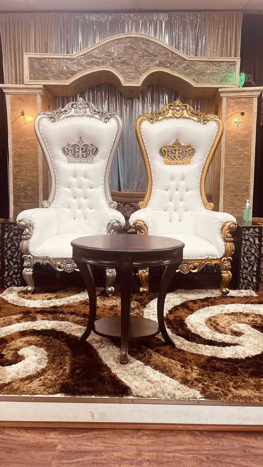 White and gold king and queen thrones